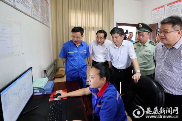 李荐国察看新源石油运输公司娄底分公司的卫星定位安全运营视频监控系统