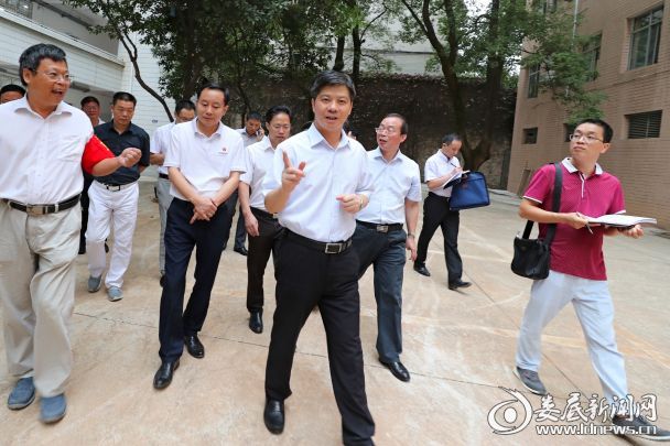 李荐国首先来到娄底一中附属实验学校，检查校园安全工作