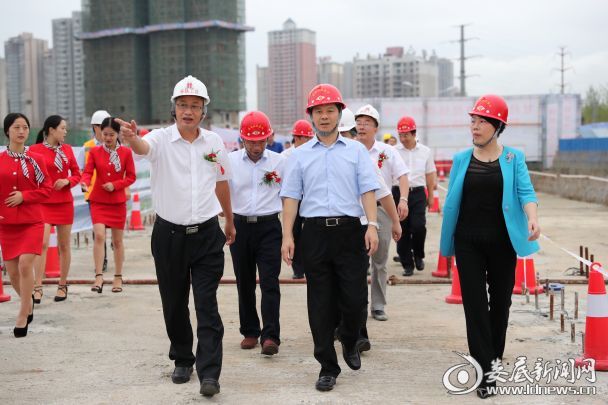 仪式结束后，李荐国一行实地察看了项目建设情况