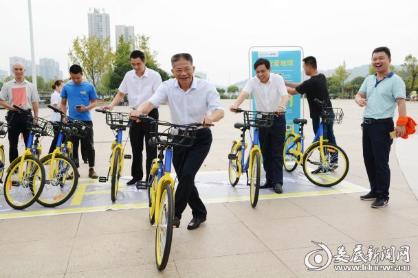 市人大副主任赵应良试骑共享单车