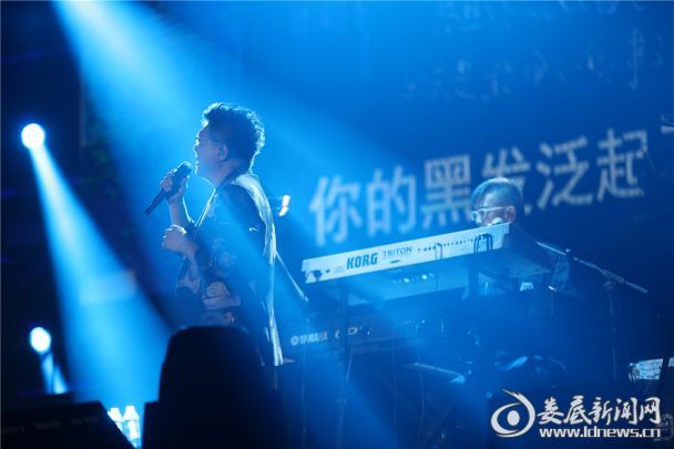 姜育恒长春演唱会万人合唱盛况空前 万芳优雅