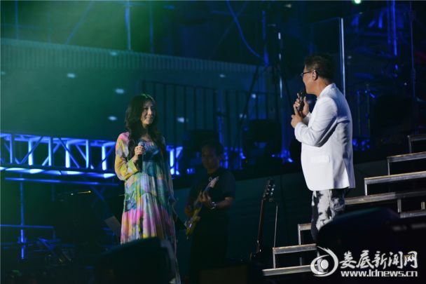 姜育恒长春演唱会万人合唱盛况空前 万芳优雅