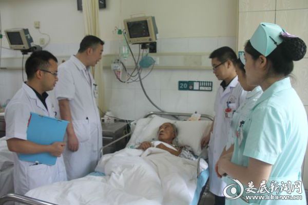 劫后重生的老人与六病室医护团队沟通交流