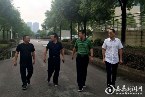 图为周志和、虞辉在二污水处理厂检查指导
