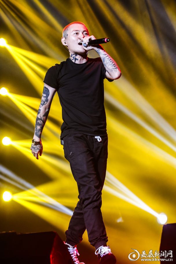 张靓颖王铮亮谢帝现身尖叫之夜 多首经典曲目