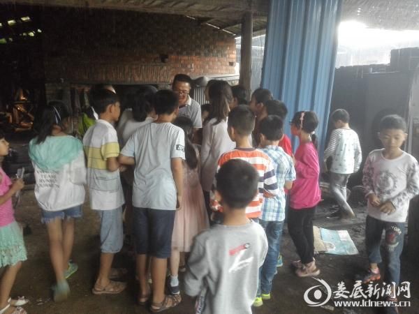 参观五金厂现场