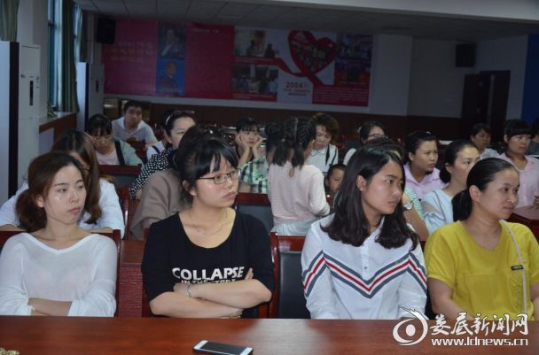 娄底爱尔眼科医院员工认真学习消防基本常识