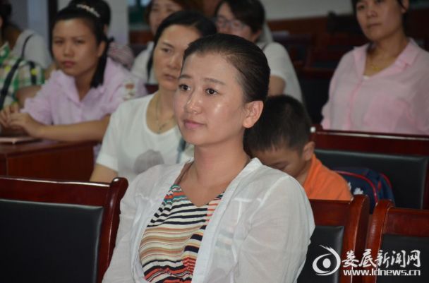 娄底爱尔眼科医院员工认真听教官详细讲解