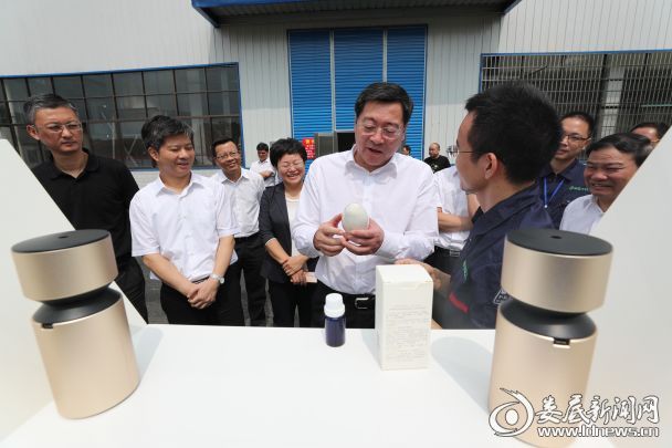 在康麓生物科技有限公司，杜家毫详细了解了企业产品研发、市场销售等情况