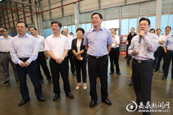 三一集团董事长梁稳根向杜家毫介绍了公司的经营业绩、产业布局和发展计划等