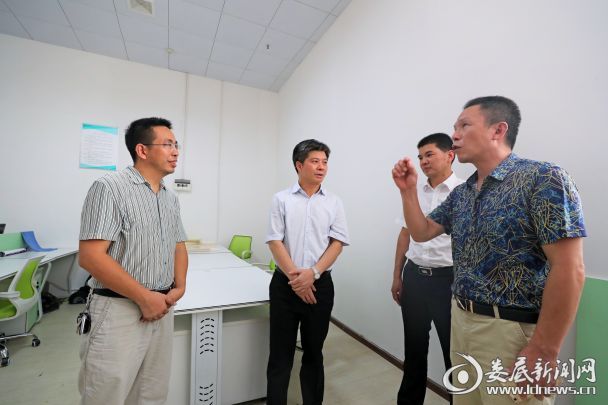 李荐国在电商产业孵化园内考察了几家农产品电商平台公司，详细了解了它们的经营模式、销售收入等情况
