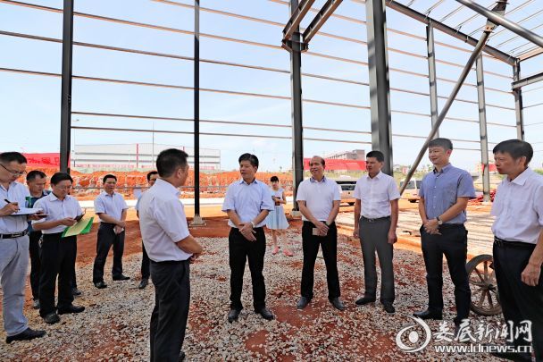 李荐国与农友负责人认真探讨农机产业的发展形势，详细了解公司在省内、国内的方位以及市场份额占有情况