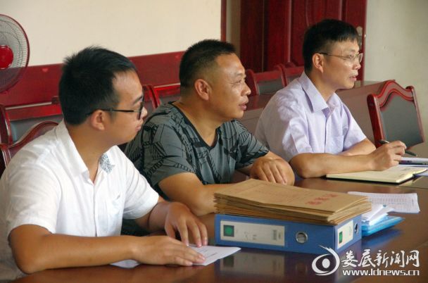 炉观镇相关负责人汇报禁毒工作情况