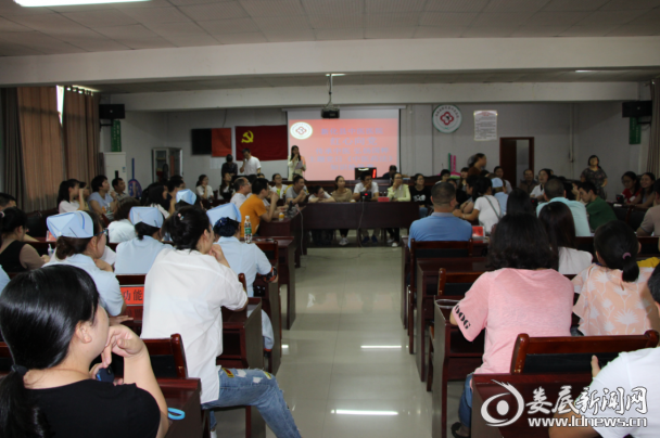 （知识抢答赛现场）