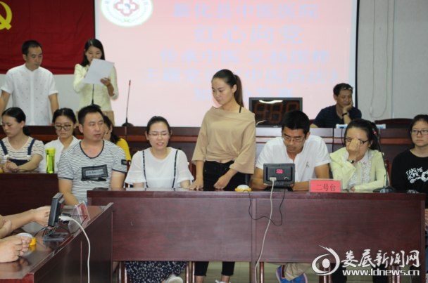 （选手认真听题）