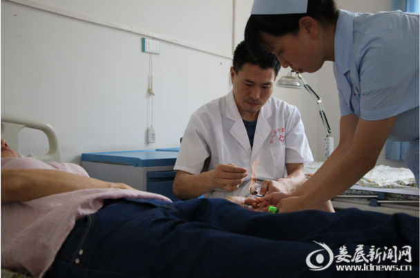（刘向阳为患者实施火针治疗）