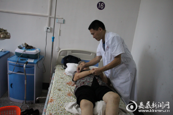 （刘向阳为患者施针）