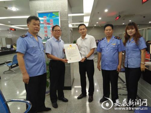 图为市人民政府副市长甘跃华（左二）向企业负责人颁发“多证合一”营业执照