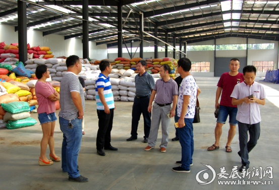 图为调研督查察组看“135”工程建设情况