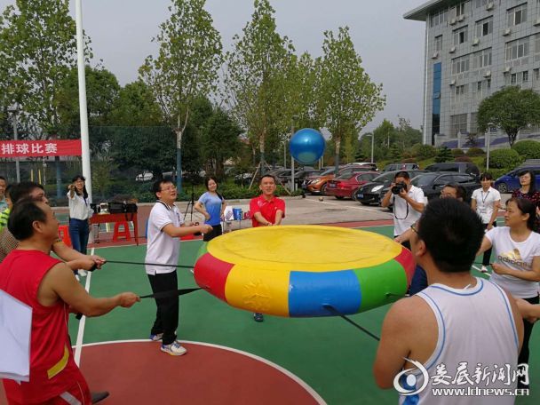 干部职工拉起雷霆鼓玩“众星捧月”