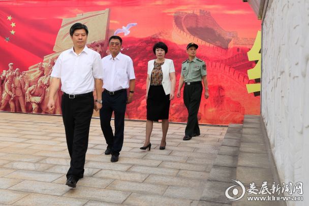缓步绕行纪念碑一周，瞻仰革命烈士纪念碑，寄托深切哀思，表达崇高敬意