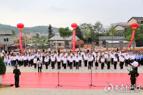 9月30日，全国烈士纪念日，娄底举行向革命烈士敬献花篮仪式