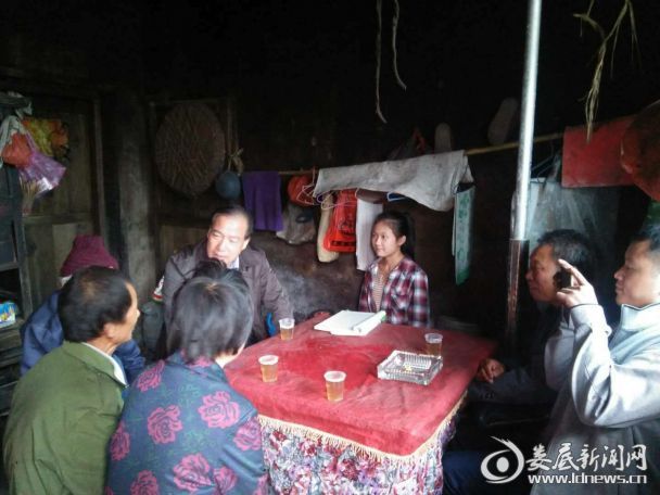杨维主任走访贫困村