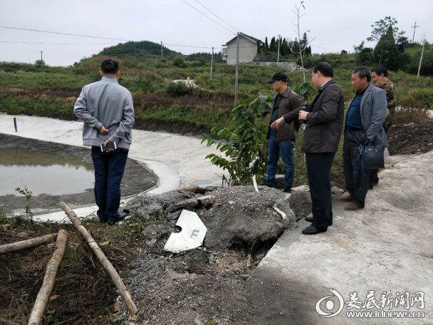 杨维主任走访贫困村2