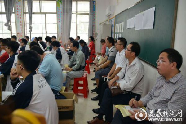 考察团观摩高三课堂