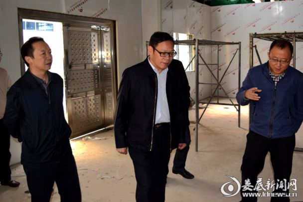 （副市长甘跃华在实地查看回春堂药业新厂建设情况。）