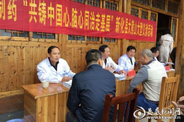 娄底市第二人民医院副院长刘慎远（左三）与医务人员一起在义诊现场接待群众