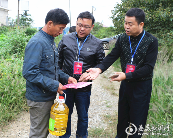 冷水江市发改局扶贫工作队走访慰问贫困户
