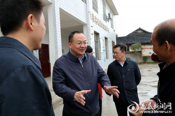 10月17日，双峰花门镇扶槎村，杨懿文与该村支部书记互动交流。
