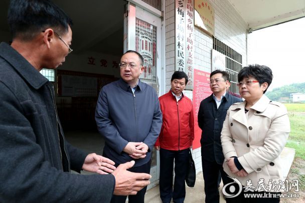 10月17日，双峰印塘乡梅子坳村，杨懿文与村支书交流，了解情况