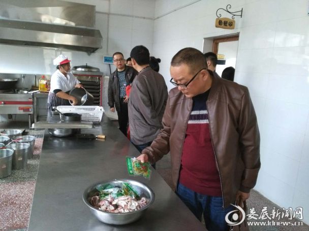 市领导认真查证学校食堂食品