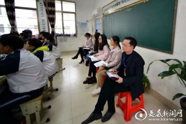 考察团深入课堂听课