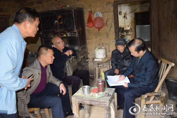 （市食药监局党组书记、局长侯迪凡一行在开展精准扶贫工作）
