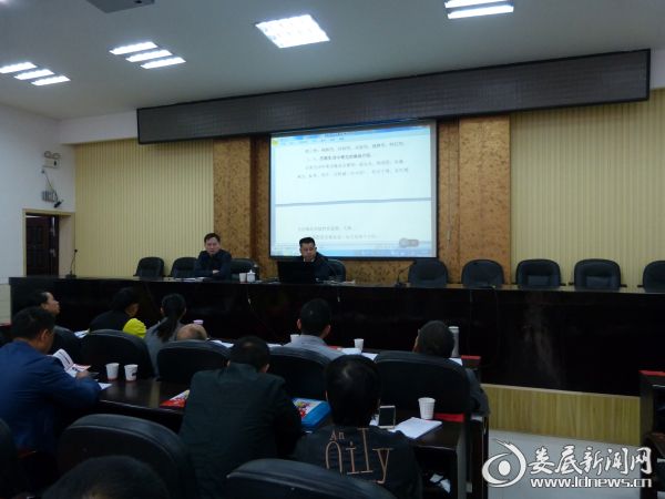 彭卫国在作禁毒讲座