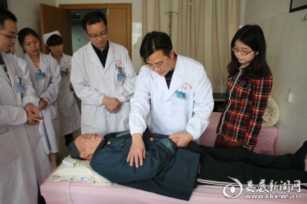 院长李红辉查房