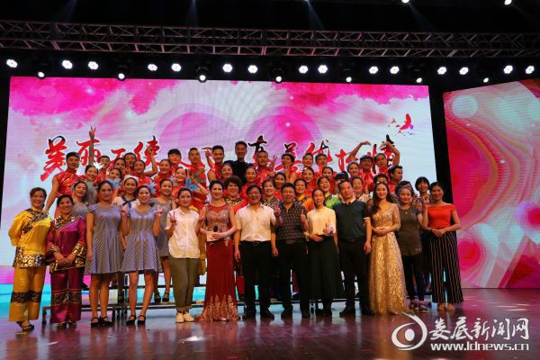 4娄底市康复医院参加省优抚医院汇演合影