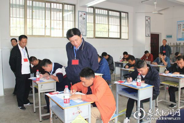 1图为市人民政府副市长梁立坚等领导巡视考场