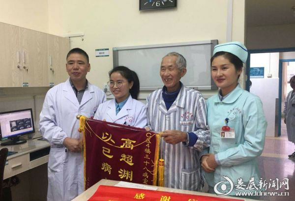 老人向我院38病室呼吸内科医务人员赠送锦旗和感谢信