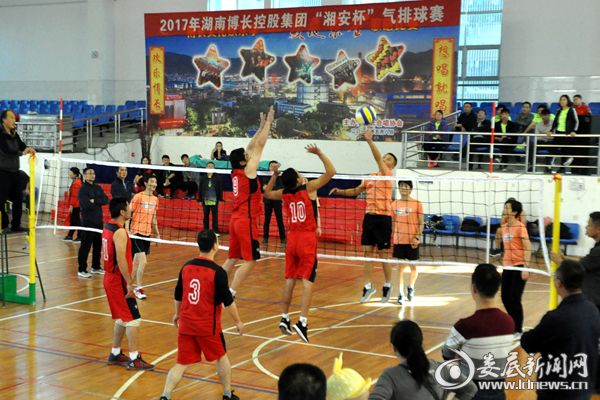 （湖南博长三创设备代表队[右]夺得冠军。熊又华 摄）DSC_7958