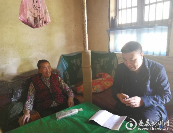 （书记李利华访问贫困户）