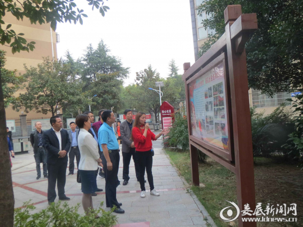 （考核组实地察看街心社区德馨园法治园地）