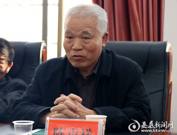 该局退休干部党支部书记、71岁的老党员陈声祥带头发言。