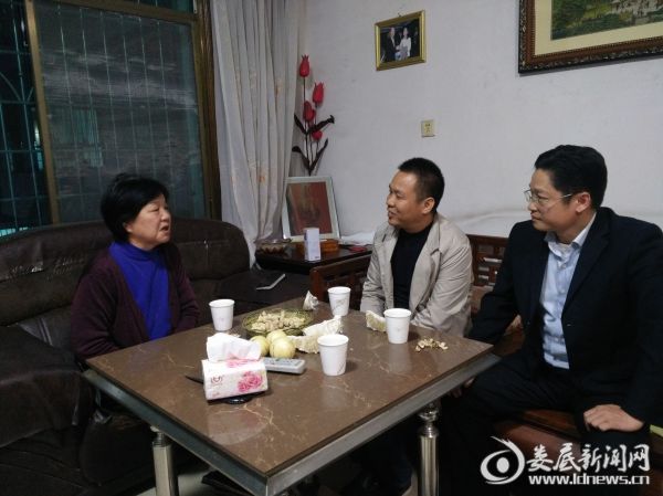 图为重阳节前后李华同志带队走访慰问退休干部。