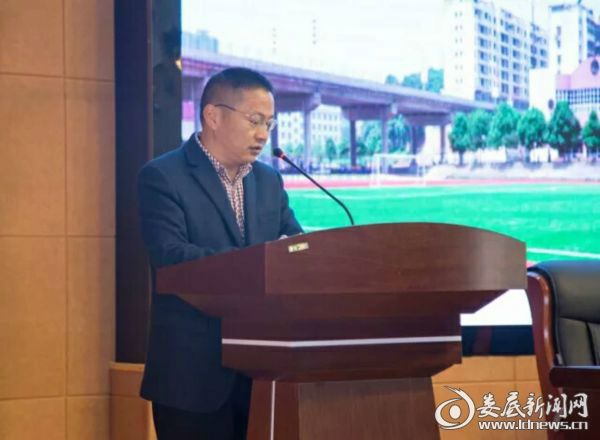 学校党总支书记肖付云主持报告会