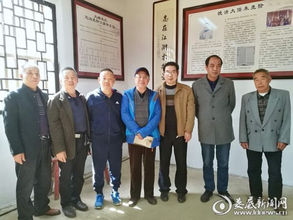 朱振基（中）与部分文化界人士合影