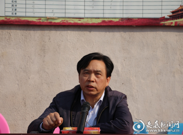 （娄底市城管局党委书记、局长谢万春）